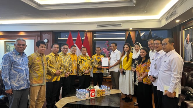 Golkar Resmi Terima SK Kepengurusan dari Kementerian Hukum